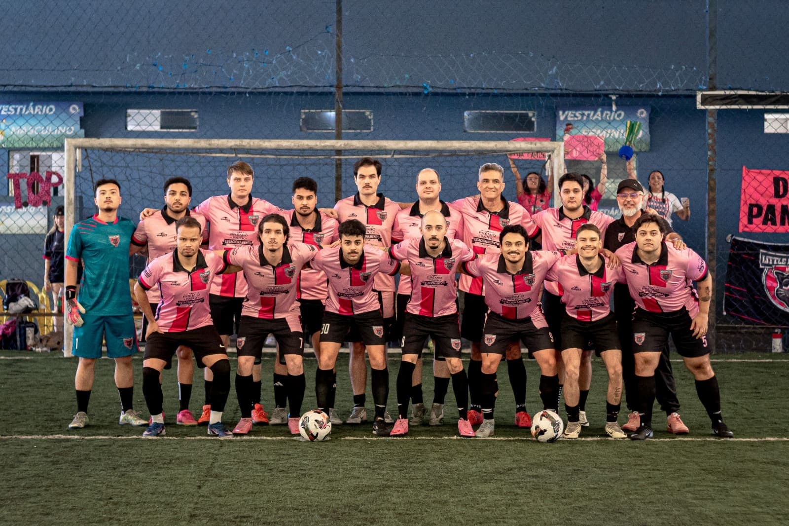 O elenco do LPL posado, de uniforme